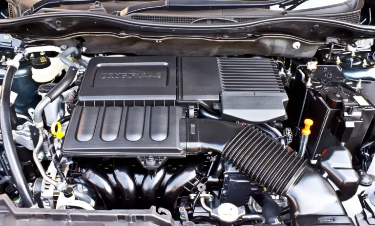 Protege tu Motor en el Calor: Estrategias para Combatir la Degradación de Plásticos en Climas Calurosos